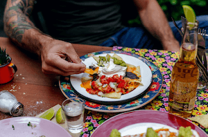 Restaurante com uma variedade de pratos mexicanos preparados em um ambiente animado e pitoresco.