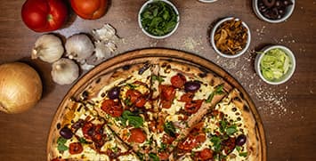 Pizzas maravilhosas com massas e recheios para todos os gostos. Porções e sobremesas.
Ingredientes de primeira e atendimento excelente.
Tudo o que um Restaurante digno de sua visita deve ter.
Salão e delivery.