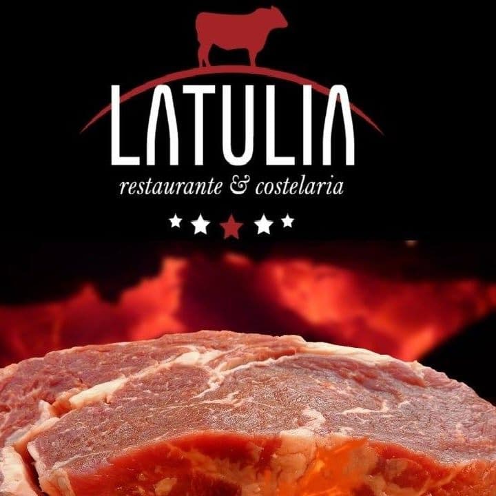 Latulia Restaurante e Costelaria. Especializada em Costelas e carnes nobres na brasa, com sabor do Rio Grande . Espaço interno amplo e mesas na calçada.