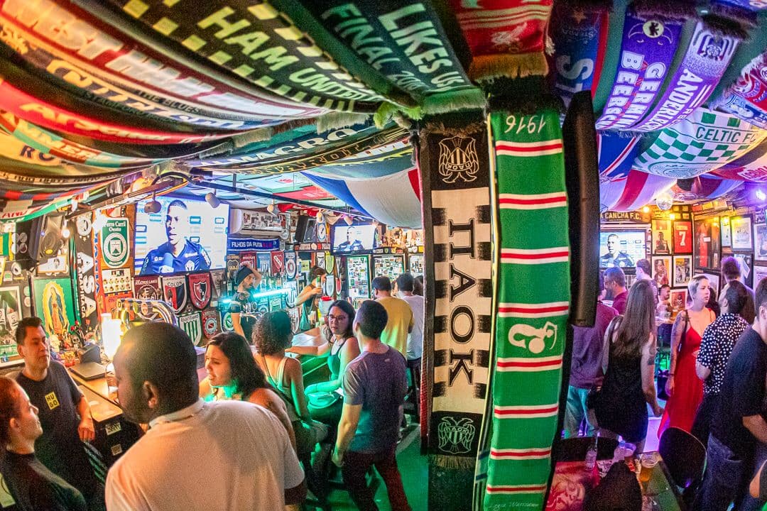 !VAMOS A LA CANCHA! 
O La Cancha respira Futebol! 

O Bar fundado em 2018 é um espaço temático e de resistência cultural, destinado aos amantes do Futebol, que é uma paixão nacional, uma espaço de valorização da Cultura Latinoamericana e respeito pela pluralidade das pessoas.

O nosso amor pelo Futebol é visto na decoração, com diversos objetos históricos e raros de colecionadores como quadros, bandeiras, flâmulas, cachecóis e camisas, de todas as partes do mundo.

Já a Cultura Latinoamericana é representada em um cardápio recheado de Comida Callejera de diferentes países de nosso continente, valorizando sua cultura, sabores e diversidade culinária. 

Nossas mesas maiores e balcão exibem artes pintadas à mão com representações de divindades, arquétipos e símbolos que remontam à cultura dos povos originários das Américas Central e do Sul. Já as mesas menores exibem artes de diferentes torcidas e times ao redor do mundo.

Nossa Cancha ainda oferece uma grande variedade em cervejas, cachaças e os melhores drinks da cidade.

!SIEMPRE ESTAREMOS A TU LADO, LA CANCHA QUERIDA!

Os jogos de Futebol são transmitidos nas diversas telas espalhadas pelo nosso bar, transformando o ambiente em um verdadeiro Estádio, uma verdadeira Cancha. 

Sem dúvida alguma, um dos nossos maiores diferenciais é o nosso atendimento humanizado e personalizado, além do serviço oferecido – nossos clientes e amigos compram suas fichas, fazem seus pedidos e retiram no balcão com nossa maravilhosa equipe, proporcionando assim liberdade e autonomia – tudo isso, sem pagar entrada, nem taxa serviço, nem couvert artístico. Nenhum adicional

!HASTA SIEMPRE!

Valorizamos sempre os músicos e artistas locais, com uma programação diária e fixa totalmente diferenciada que contempla gêneros musicais diversificados – American Outlaw Country, Brazilian Soul Music, Reggae, Dub, Ska, Black Music, Samba, Música Latinoamericana (Salsa, Merengue, Bachata, Cumbia, Reggaeton e  Andina), proporcionando uma verdadeira viagem sonora através de nossas bandas e DJ’s. 

Também temos nossas playlists exclusivas disponíveis para todos no Spotify.

MUITO MAIS QUE UM BAR DE FUTEBOL & CERVEJA, SOMOS UMA IDÉIA 

Um bar democrático, aberto, inclusivo, que oferece um ambiente agregador, de amparo e acolhimento. Um bar que independentemente do seu time de Futebol ou classe social, recebe todos de maneira igualitária, respeitando suas diferenças e individualidades.