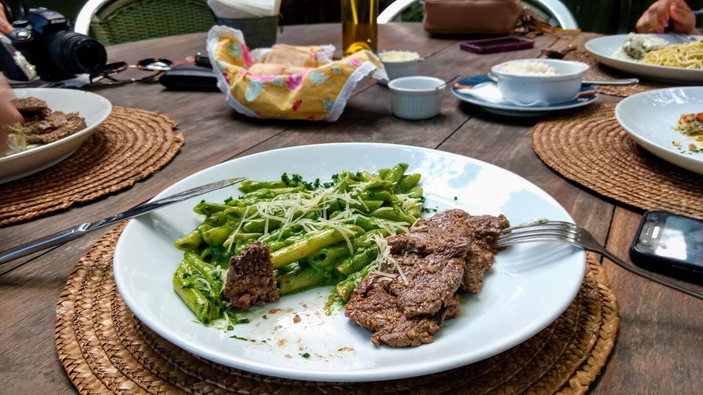 Cozinha de opções individuais sofisticadas em ambiente intimista e convidativo de temas rústicos, com varanda.