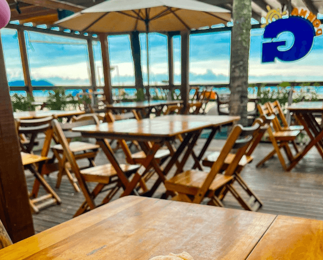 Somos um bar restaurante na orla da praia , com uma gastronomia muito diversificada ,variedade de pratos e drinks . Temos um espaço para atendimento na areia , muito entretenimento para toda família .