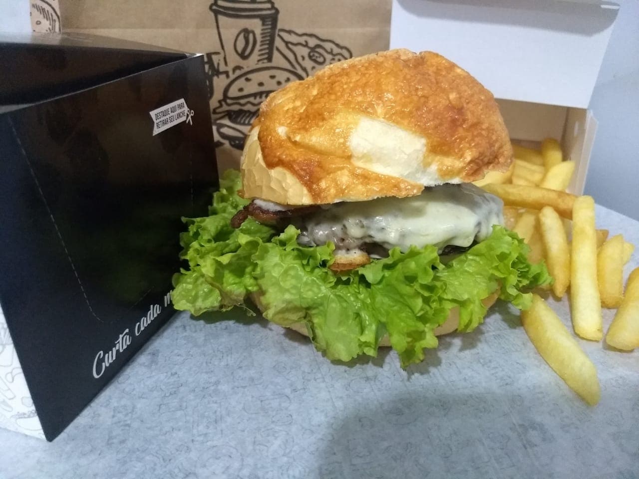 Lancheteria diferenciada, lanches servidos em uma delicioso pão francês produzido por nós com tamanho especial, pois o que tinha de bom na cozinha mineira agora está dentro do seu lanche.