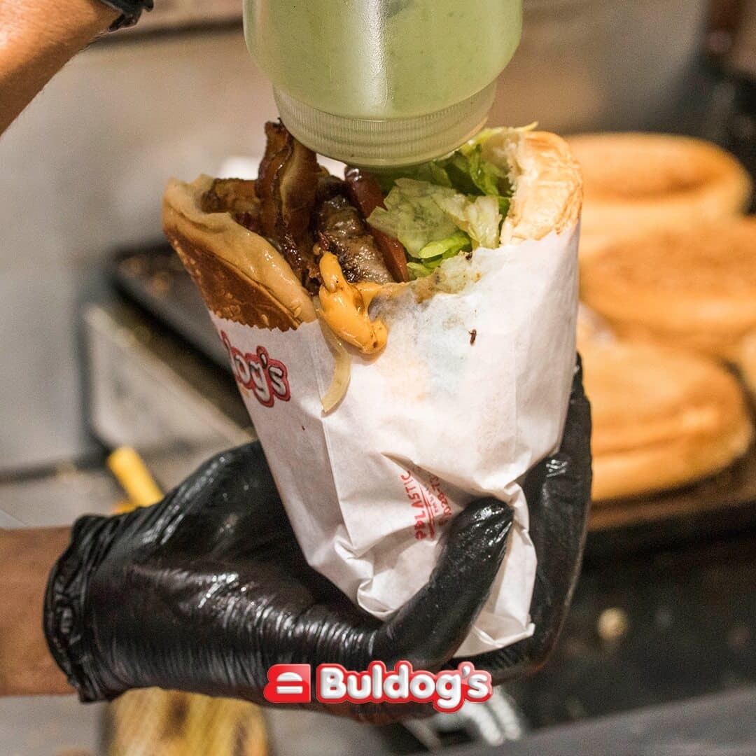 Diversos tipos de sanduíches, dos tradicionais às combinações personalizadas, bebidas e clima simples na rua.