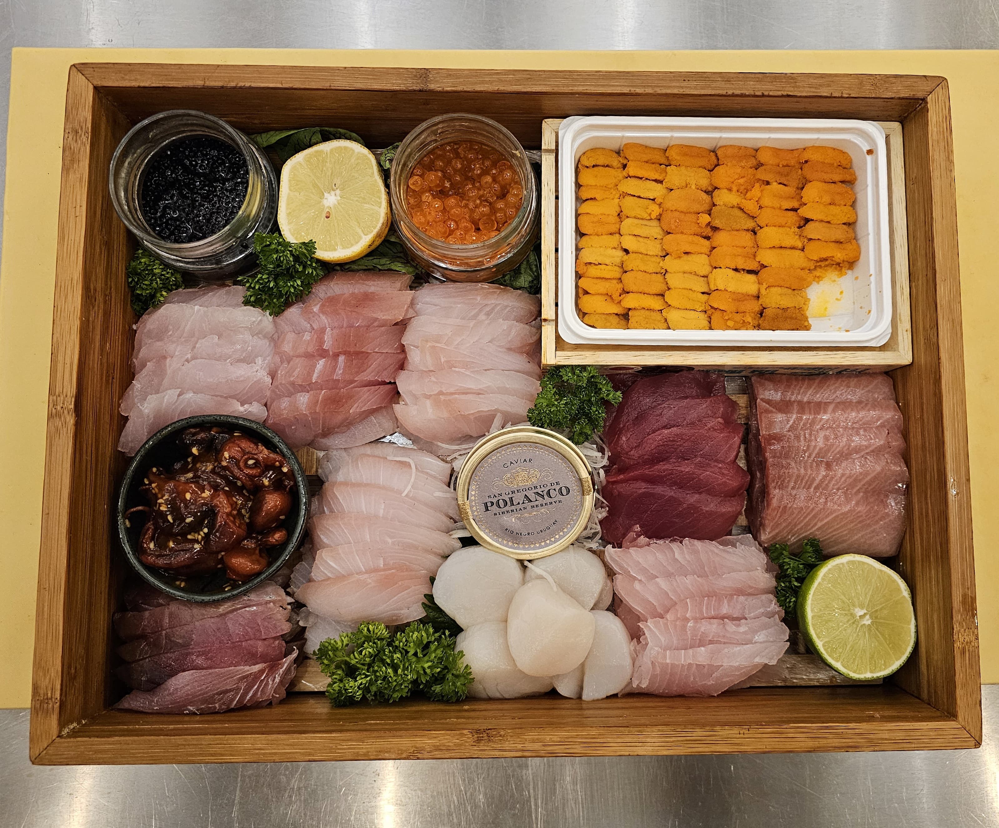 Bem vindo ao OIZUMI SUSHI, Omakase exclusivo!

Trabalhamos com peixes dry-aged (maturados), frutos do mar e iguarias.
Temos 10 minutos de tolerância, caso chegue após e o chef tenha iniciado o jantar, perderá as explicações iniciais.

Solicitamos um valor de R$ 450,00 de no-show, que somente será cobrado caso não compareça  e não cancele sua reserva com 24h de antecedência. Em caso de desistência de uma ou mais pessoas também será cobrado o valor do no-show por pessoa.

Somos um restaurante intimista e de menu degustação e não comportamos crianças abaixo de 10 anos.  

->*Caso tenha alguma restrição alimentar, por favor, informe nas observações da reserva.*<-

Esperamos que tenha a melhor experiência possível conosco e será um prazer recebê-los. 

Arigato (Obrigado).