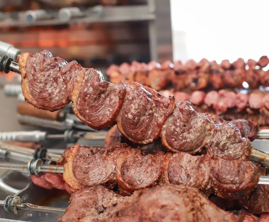 Rodízio de carnes assadas na brasa, mais saladas, pratos quentes e bebidas, em ambiente amplo e climatizado.