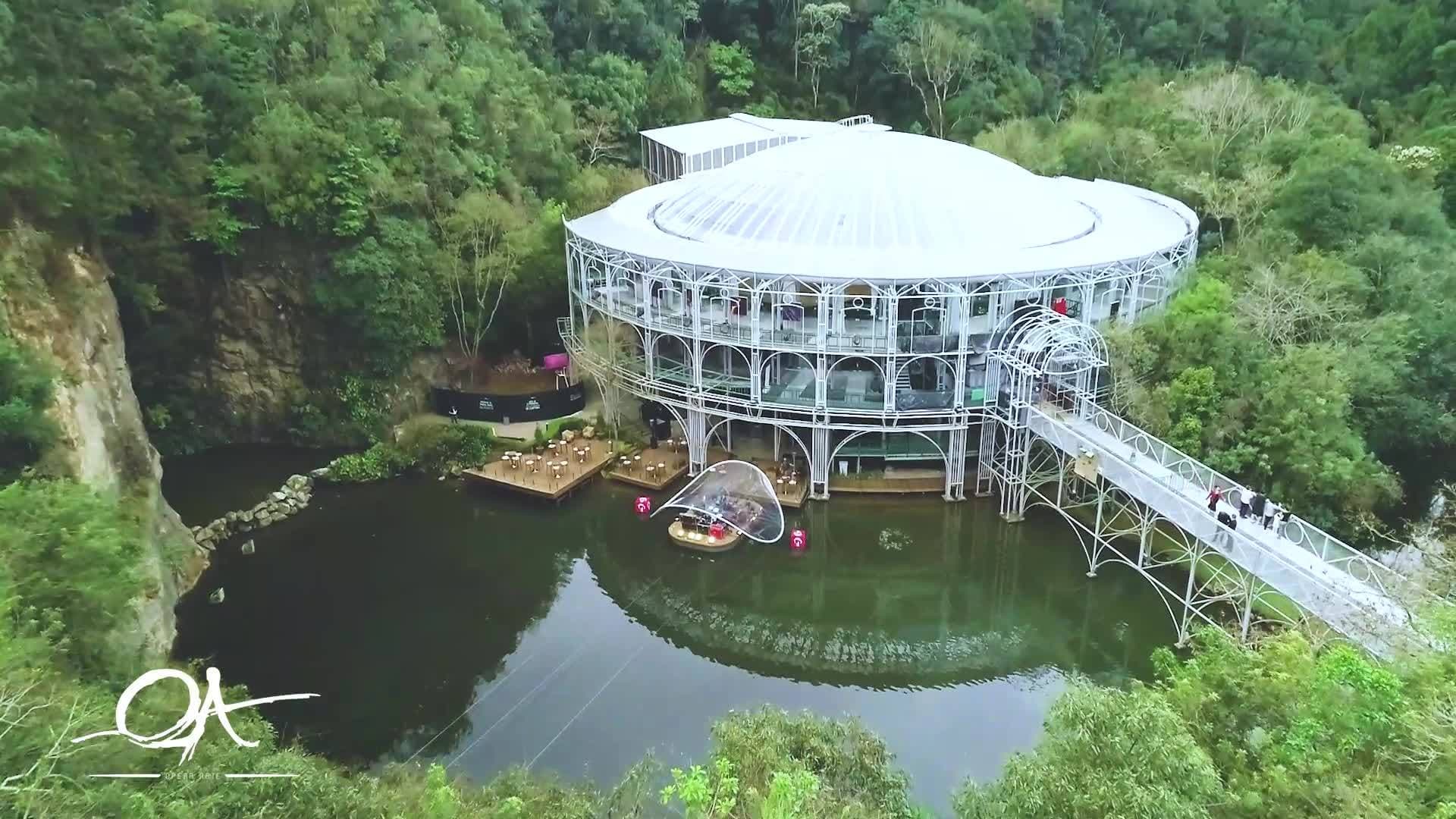 O Ópera Arte é um restaurante localizado em uma dos pontos turísticos mais icônicos de Curitiba,  a Ópera de Arame! O restaurante tem vista para música ao vivo em um palco flutuante.