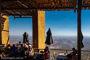 Comida mineira , carnes nobres, cerveja , drinks, caipifrutas, e um belo visual para relaxar.