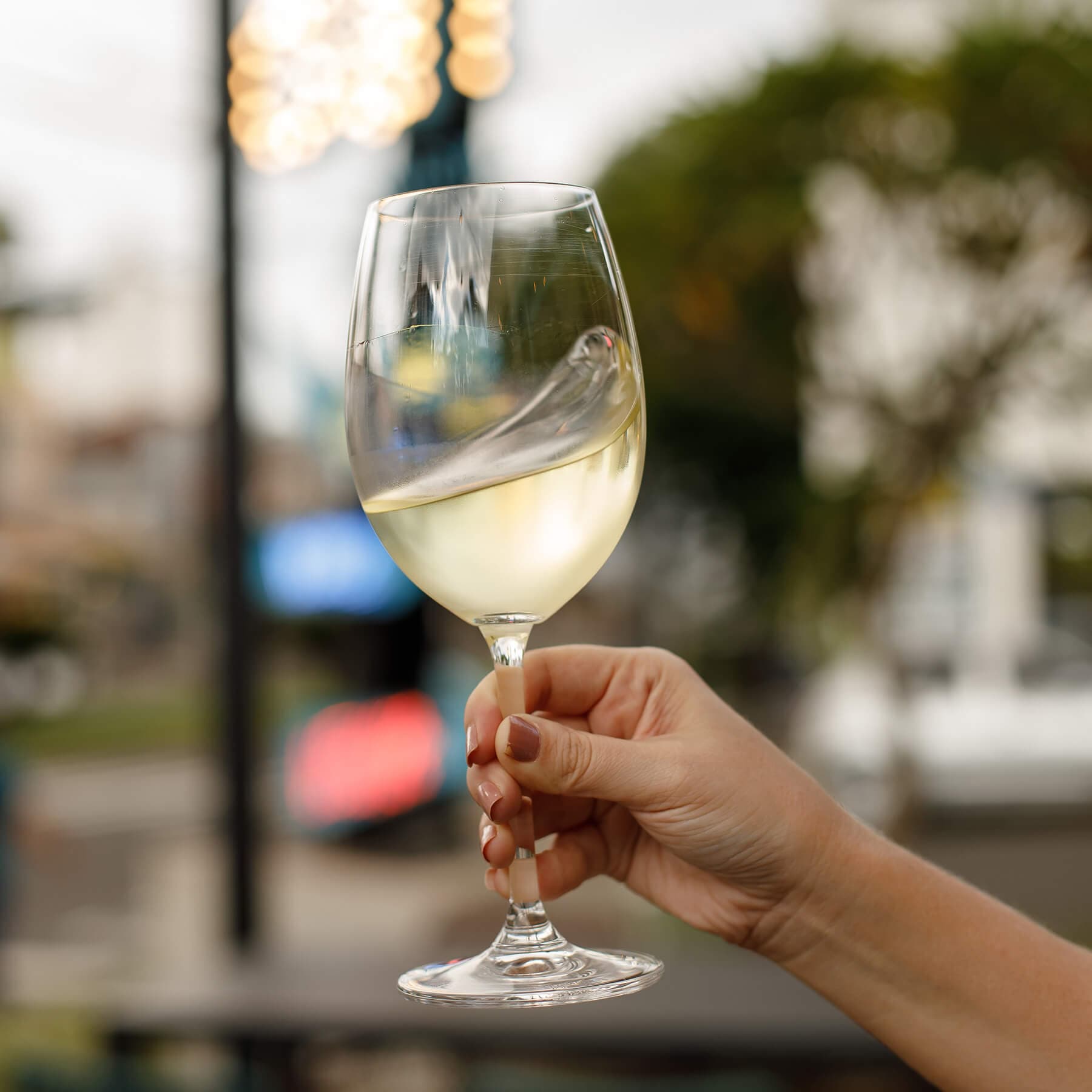 A boemia e cozinha refinada de filés robustos e opções delicadas com vinhos finos, em espaço contemporâneo.