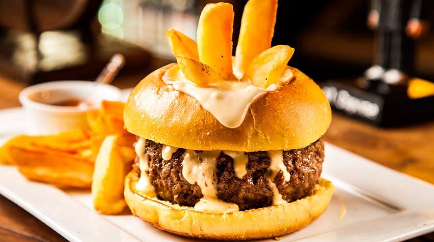 Da paixão pela gastronomia e com o desafio de proporcionar uma experiência diferente para um público hoje, cada vez mais exigente, nasceu ‘O’ BURGUER.
Dedicado à cozinha contemporânea, depois de muitos cursos e laboratório na cozinha – especializado em cozinha molecular – desenvolveu um cardápio completo, que conta com delicias elaboradas através a seleção dos melhores ingredientes. As receitas que apresentam o delicado equilíbrio dos sabores e que são únicas, surpreende em sabor e inovação, reforçado o conceito de surpreender e trazer uma experiência nova a cada mordida.