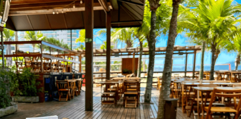 Somos um bar restaurante referência em entretenimento e uma gastronomia bem diversificada , com pratos e drinks variados . Temos atendimento pé na areia e espaço no deck para toda família