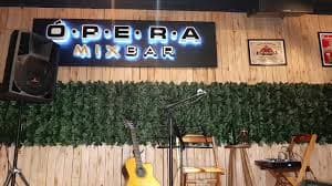 Restobar intimista de sacada e burburinho tem opções apuradas de porções e coquetéis, com shows populares.