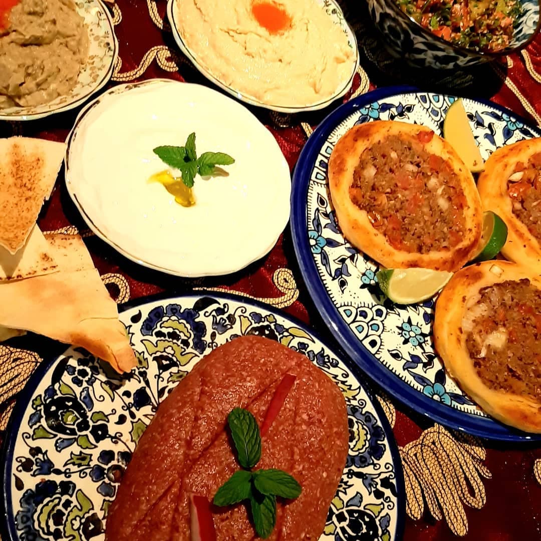 Os sabores da cozinha libanesa servidos de forma descontraída e modesta, em local amplo e aberto.