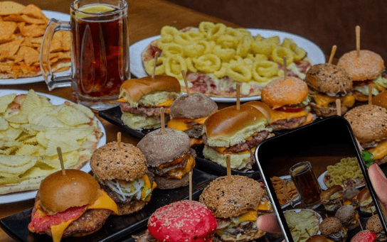 Croma Pizza & Burguers |
Rodízio de Pizza & Mini Burguers com Refri e Lemonades à vontade!