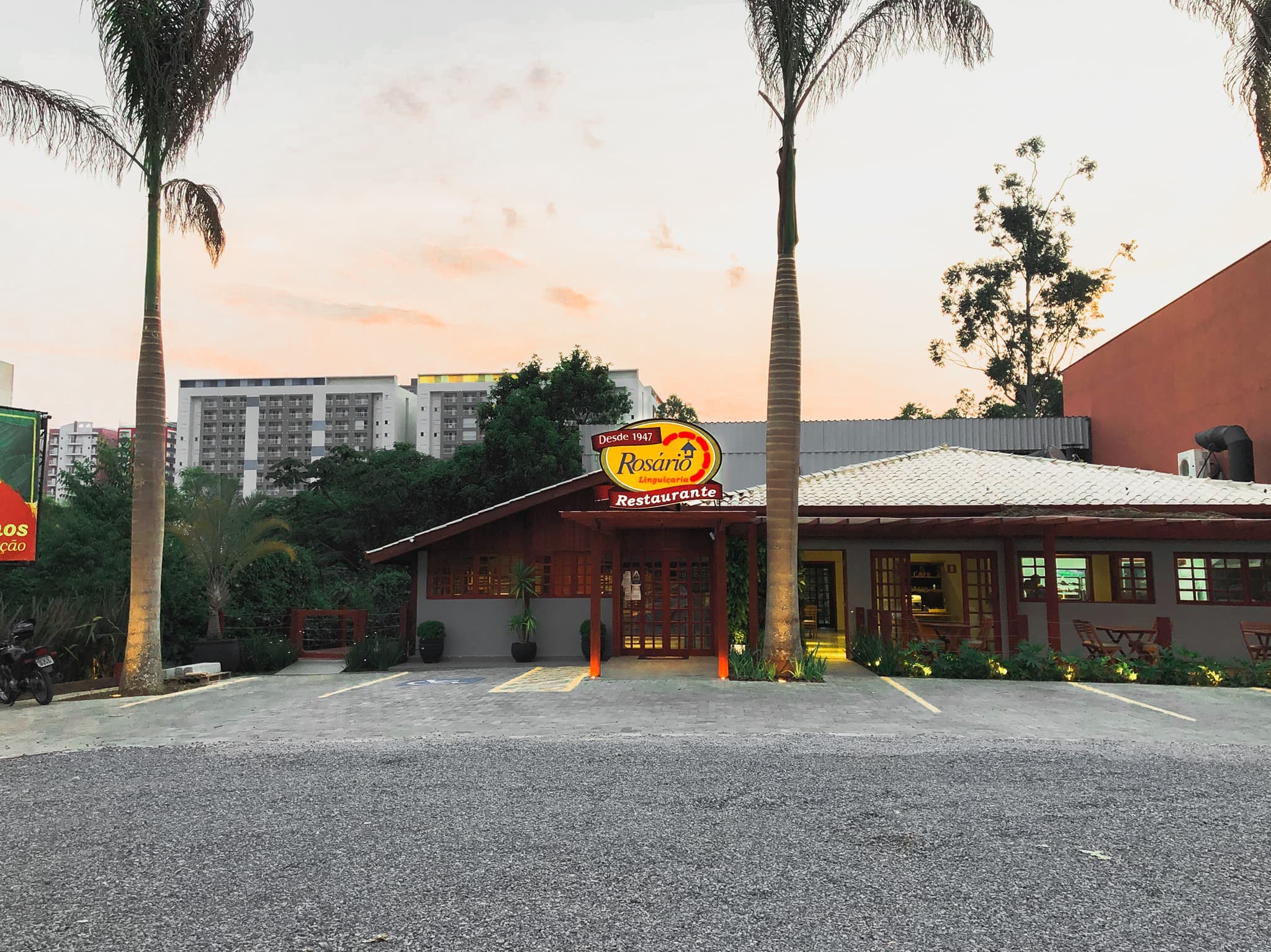 Aclamada linguiça de Bragança em restaurante do Clube com vista para o campo e cervejas e petiscos variados.