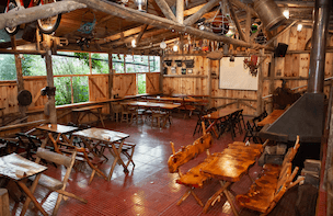 Bar voltado a preservação da cultura e das tradições do Rio Grande do Sul ao melhor estilo de um galpão de campanha. Servimos jantar, cachacinhas artesanais, petiscos, cervejas e tragos baguais. Sempre com música ao vivo.