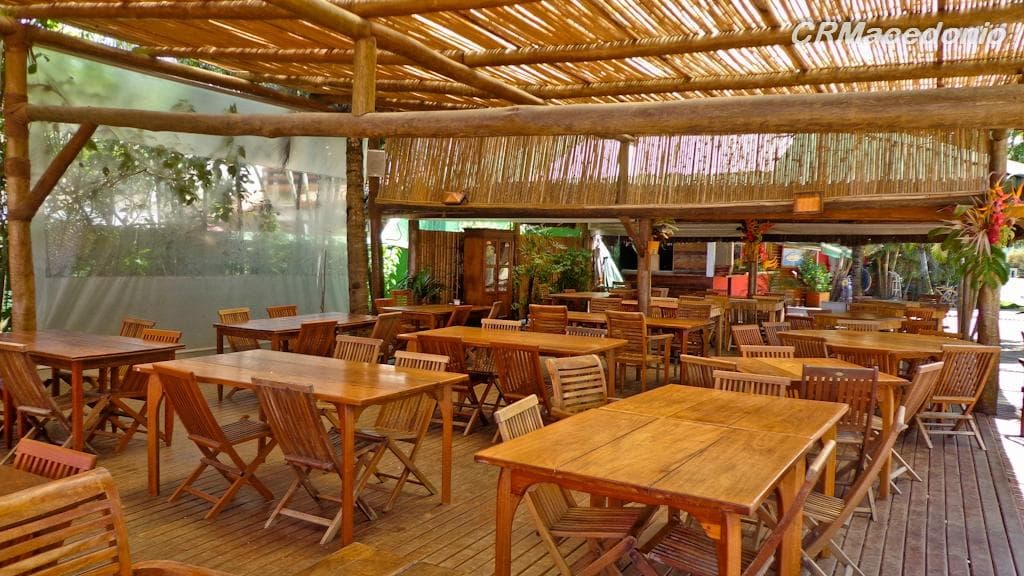 Frutos do mar, pizzas e carnes, além de cervejas e caipirinhas, em espaço relaxado com deck e acesso à praia.