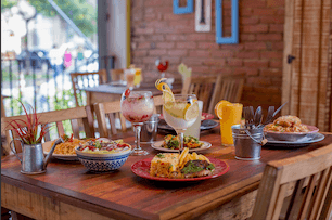 Cardápio italiano, incluindo massas, carnes e pescados, em ambiente tranquilo e familiar com tijolo aparente.