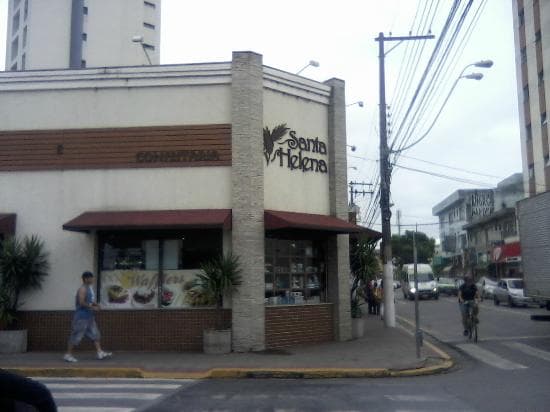 Panificadora seleta e confeitaria tem almoço caseiro no buffet e balcão de lanches de chapa em pães especiais.